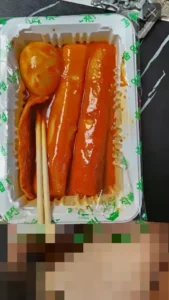 이거 떡볶이 리뷰 맞나요? ‘신체 중요 부위’ 를 리뷰로 올려버린 남성